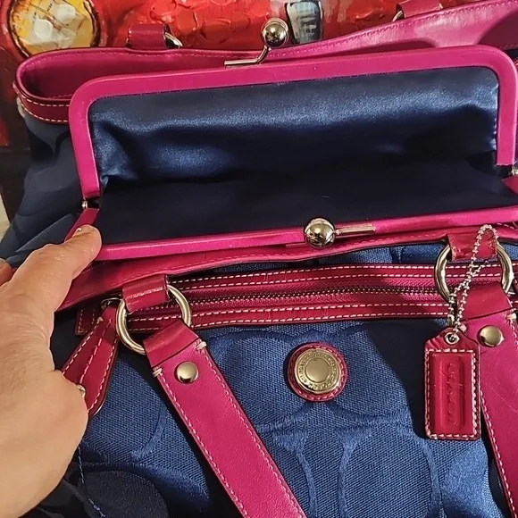 Coach Laura Kisslock 14940 GUC - Picture 3 of 12